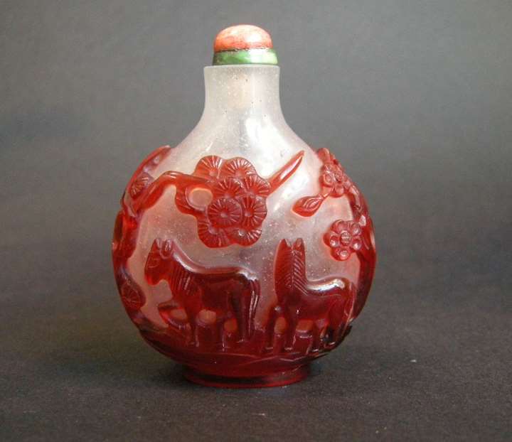 Red overlay glass snuff bottle sculpted from two horses on each side
